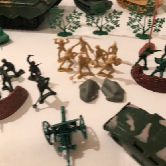 Toy Soldiers Vintage with Moveable Tanks 35 Piece Set Collectors - Picture 2 of 6